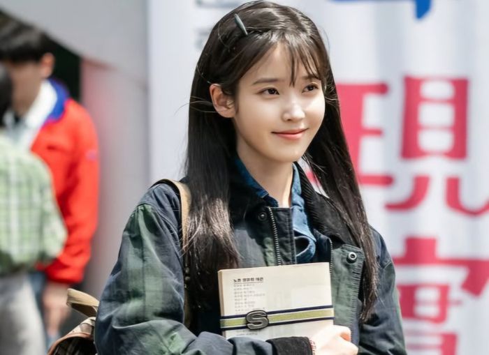 IU Ungkap Lee Jong Suk Belum Nonton 
