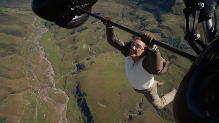 Digendong Turun dari Pesawat, Tom Cruise Kelelahan Karena Satu Aksi 'Mission: Impossible'