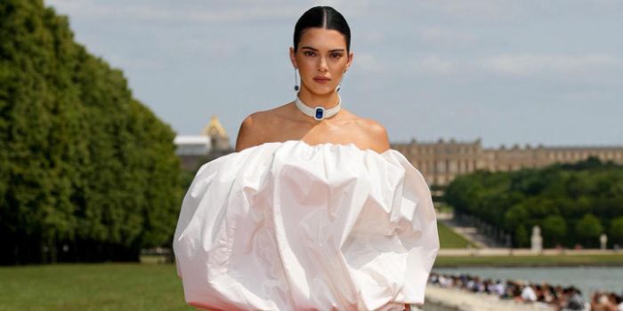 Kendal Jenner Pakai Romper Putih Disebut Mirip Popok Kebesaran saat Catwalk di Acara Jacquemus