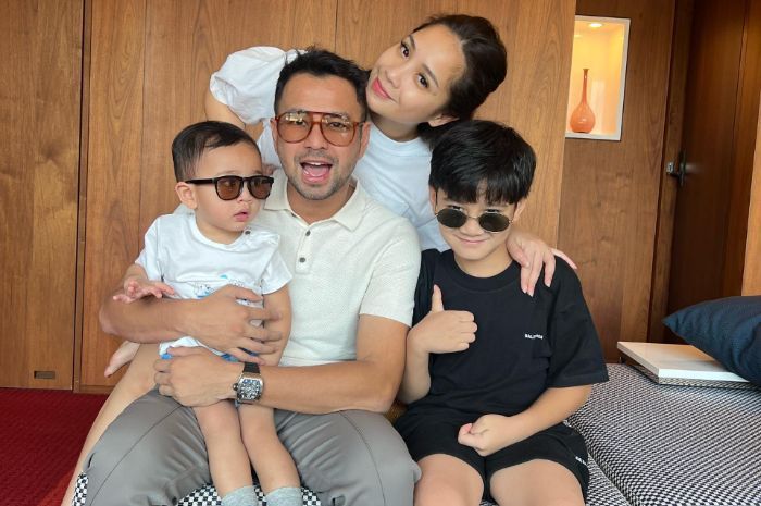 Rayakan Idul Adha, Raffi Ahmad dan Nagita Slavina Seragam Pakai Baju Ijo Klepon Bikin Gemes