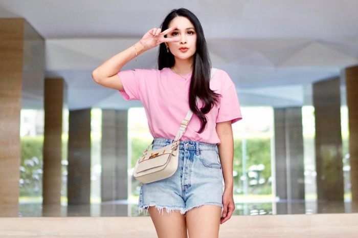 Dikenal Anggun Bak Barbie, Sandra Dewi Ketawa Ngakak Tanpa Jaim Bikin Netizen Kaget: Gak Nyangka!