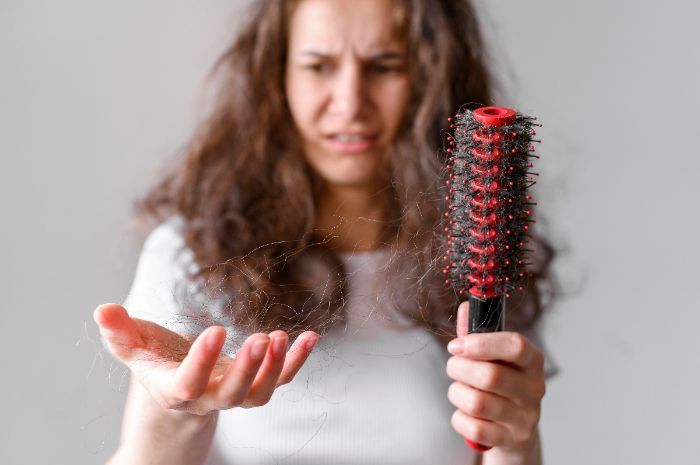 Yuk, Kenali Penyebab Rambut Rontok dan Vitamin yang Mampu Mencegahnya