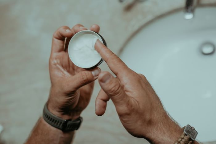 Apa Perbedaan Hair Powder, Wax, Pomade dan Gel untuk Pria?
