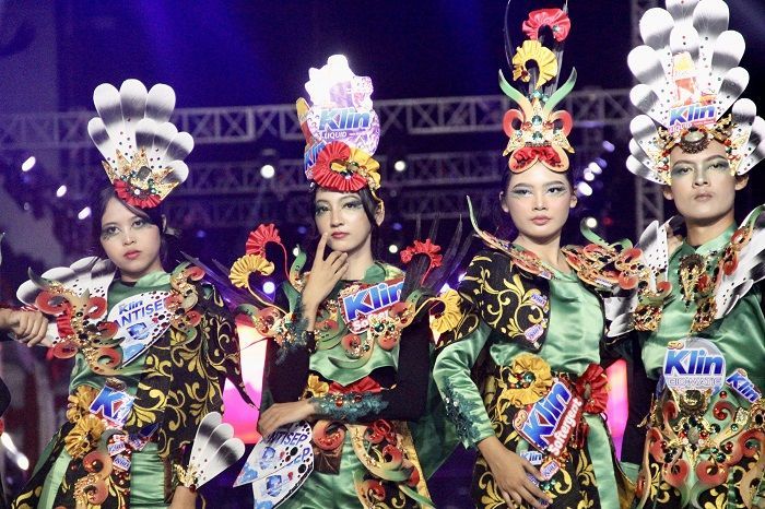 Ikuti Jember Fashion Carnaval 2023, SoKlin Suguhkan Busana Paduan Kain dan Kemasan Daur Ulang