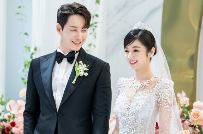 Potret Indah Pernikahan Shim Hyung Tak dan Hirai Saya, Wanita Viral yang Mirip Jungkook BTS