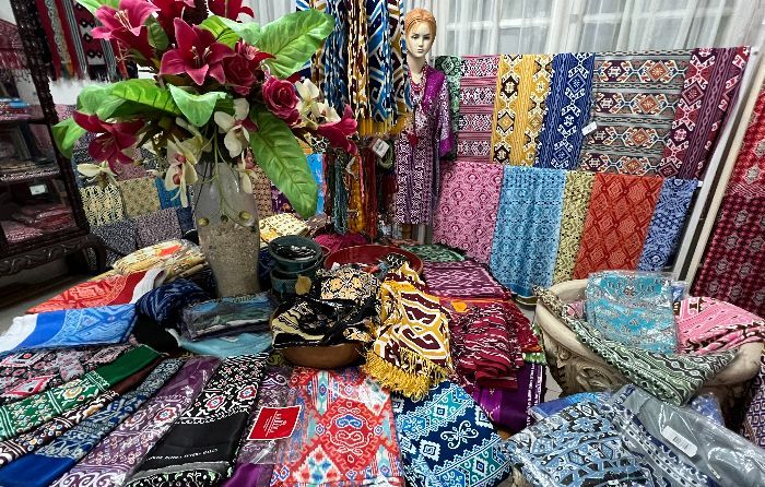 Enggak Hanya Batik yang Mendunia, Tenun Bentenan Minahasa juga Go Internasional, Selembar Harganya Fantastis!