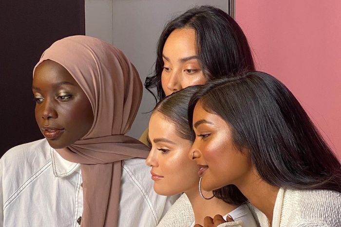 Selena Gomez Banjir Pujian Usai Bagikan Momen Bareng Wanita Berhijab di Ulang Tahun Produk Kosmetik Miliknya