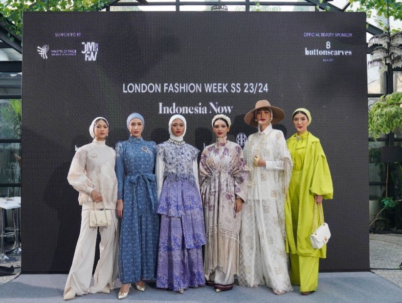Buttonscarves Beauty Percantik Wajah Model di London Fashion Week Spring Summer 2023/2024