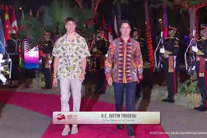 Justin Trudeau dan Xavier Kenakan Batik di Gala Dinner KTT ASEAN Bikin Klepek-klepek: Bapak Anak Ganteng
