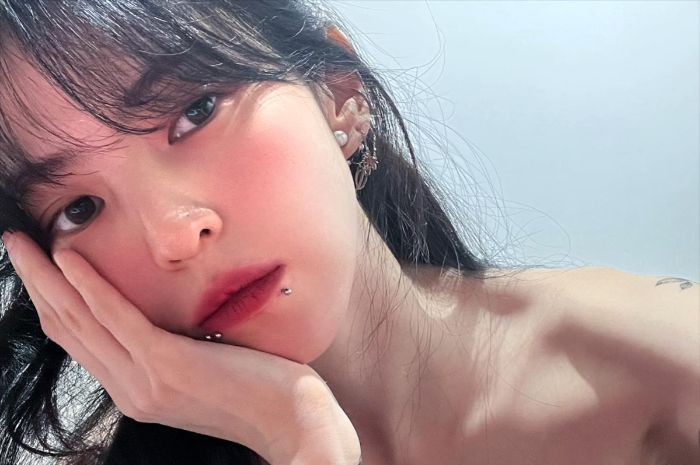 Han So Hee Pamer Tindik Baru di Bawah Mata dan Bibir, Netizen: Jungkook Versi Perempuan