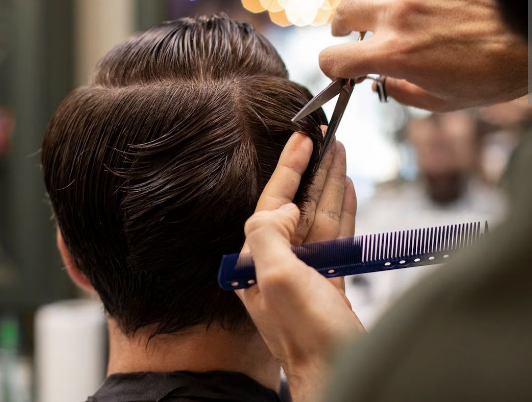 Mengenal Pekerjaan Kapster di Barbershop, Gak Cuma Cukur Rambut