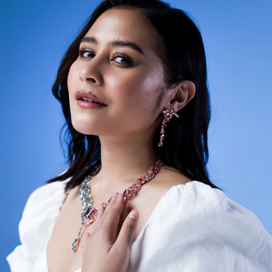 Terinspirasi Ariel, Prilly Latuconsina Desain Sepasang Kalung & Anting Secantik Ini