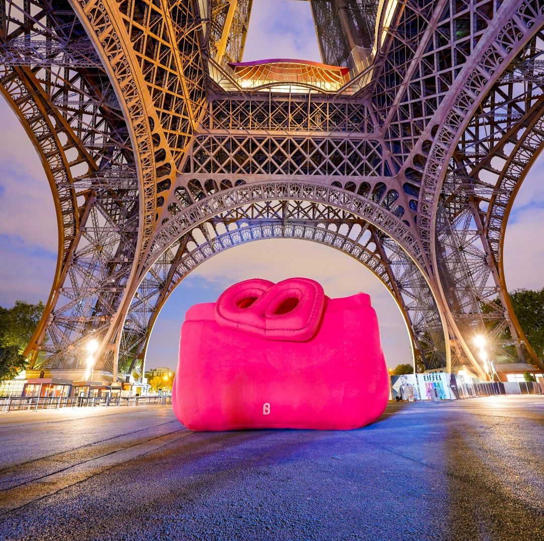 Bangga! Tas Raksasa Karya Buttonscarves Hiasi Menafa Eiffel