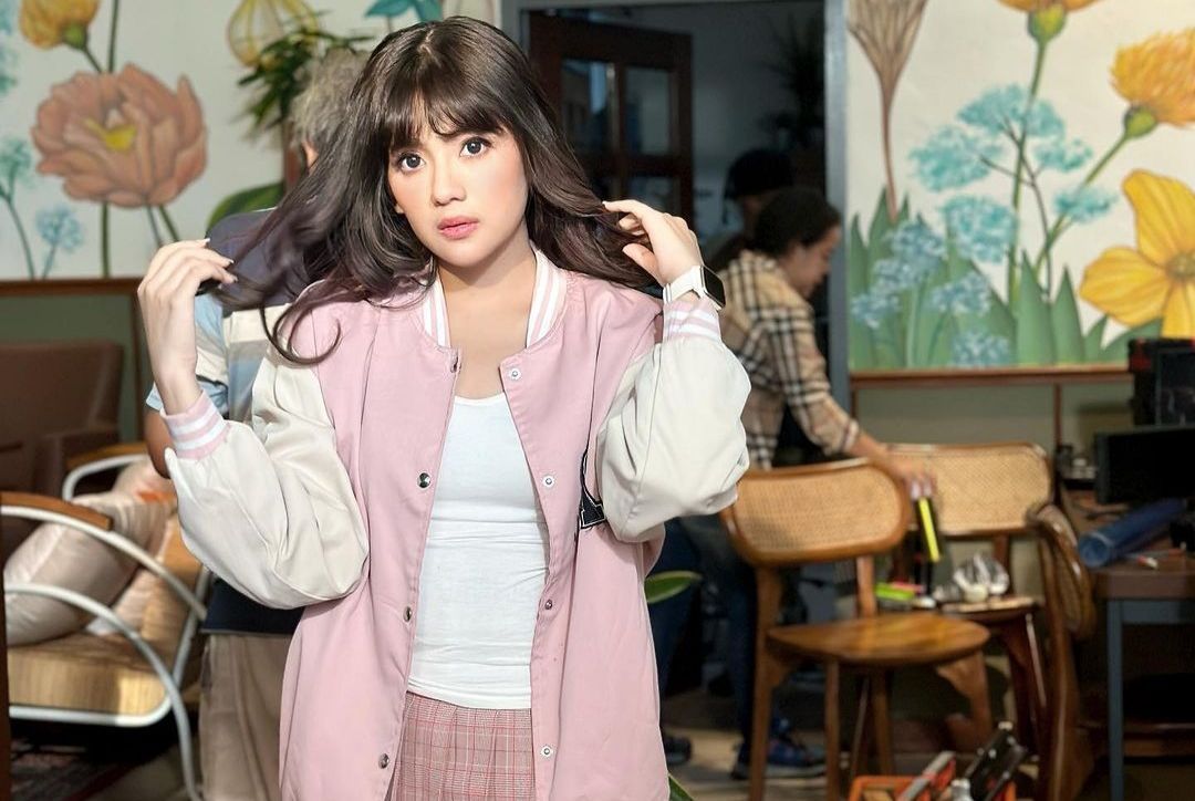 Inspirasi Gaya Outfit Pink ala Nadhira Hill, Kalem dan Imut