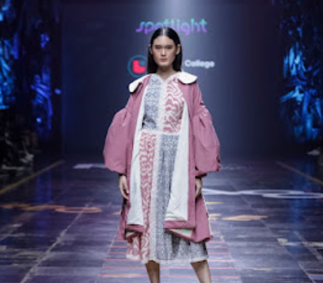 Di Panggung SPOTLIGHT Indonesia 2023, LaSalle College Jakarta Merayakan Feminitas Indonesia Lewat Inovasi Wastra Tradisional