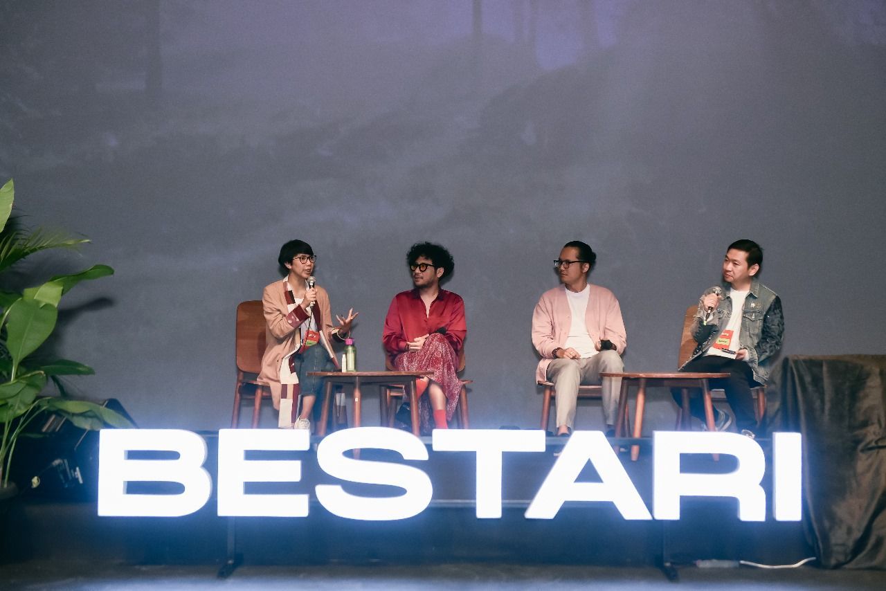Berkain Merah, Kunto Aji Tampil Etnik di Bestari Festival