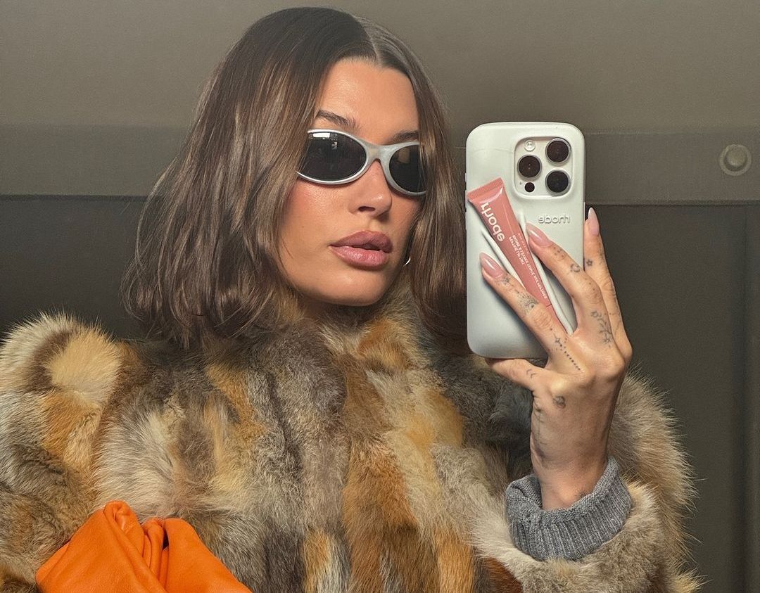 Jenius! Hailey Bieber Rilis Casing Ponsel dengan Holder Lip Tint