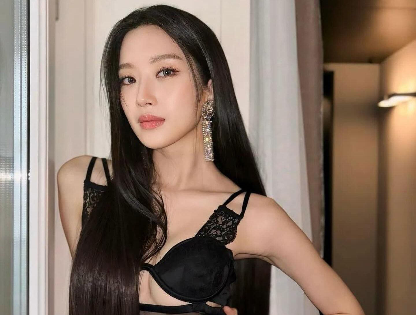 Moon Ga Young Tampil Berani Kenakan Gaun Transparan saat Hadir di Acara Milan Fashion Week 2024