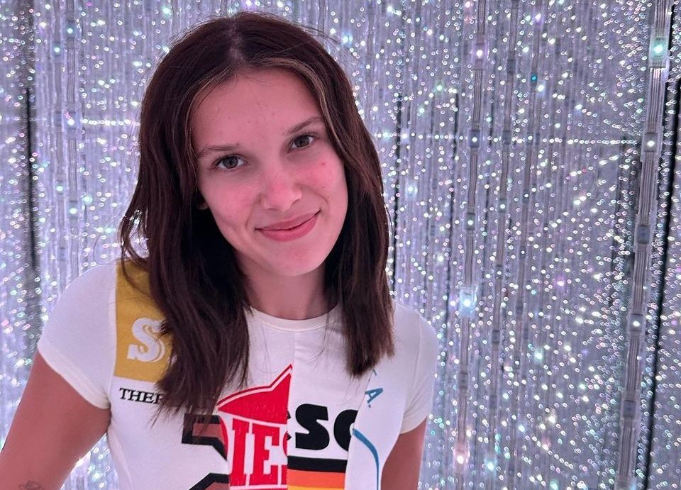 Millie Bobby Brown Dipuji Usai Tampil Tanpa Makeup di Acara ‘The Drew Barrymore Show’