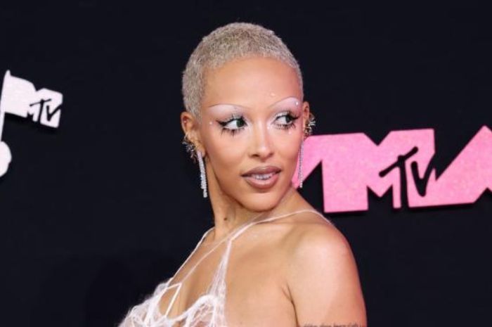 Doja Cat Kecam Orang-orang yang Sebut Rambutnya Mirip Bulu Kemaluan hingga Karpet Wol