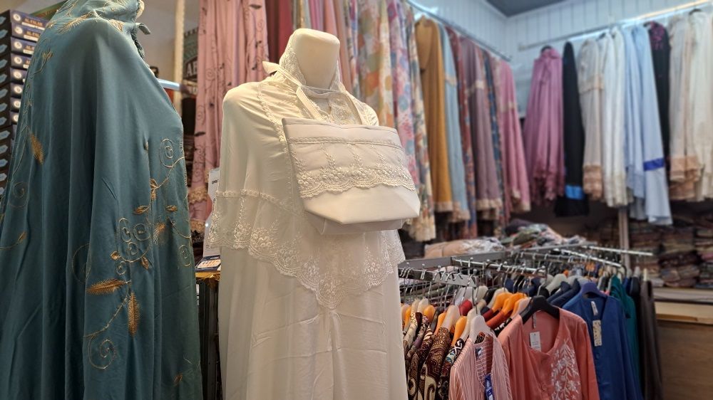 Wow, Selama Ramadan 2024 Pedagang Mukena Model Polos di Beringharjo Ini Raup Omset 30 Juta Per Harinya