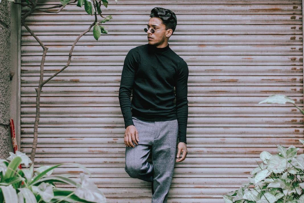 Pilihan Outfit Pria yang Cocok Dipasangkan dengan Celana Abu-Abu