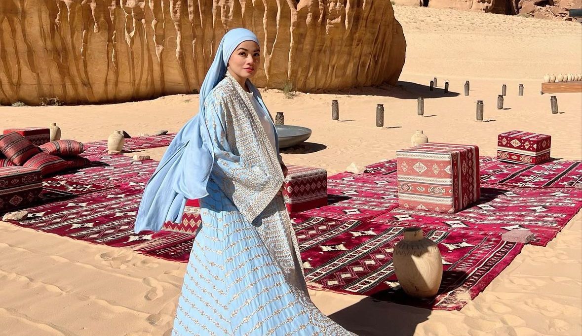Titi Kamal Berbagi Inspirasi Outfit Liburan ke Arab Saudi, Cantik Alami