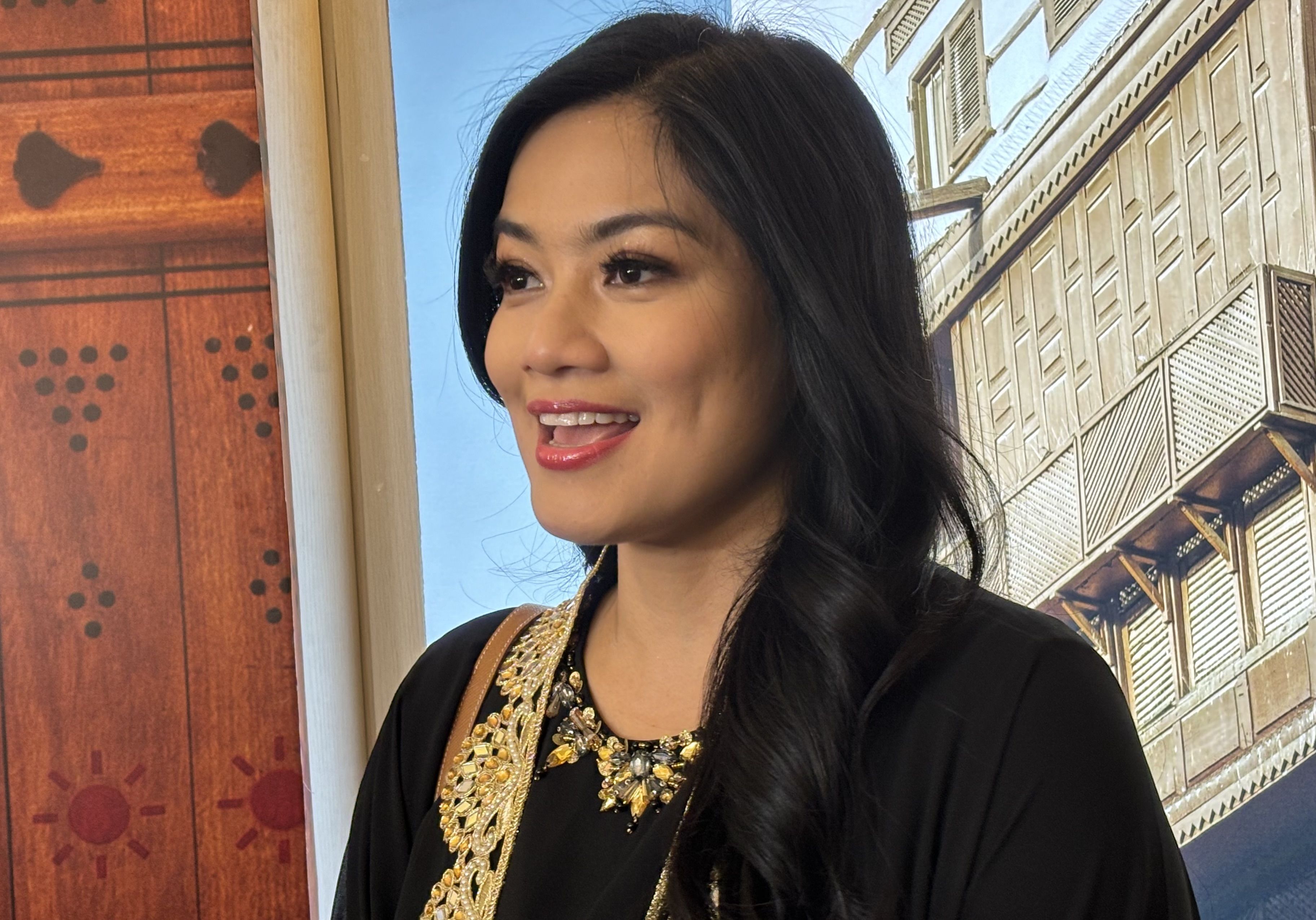 Titi Kamal Berbusana bak Wanita Arab, Kunjungi Pameran Wisata Arab Saudi