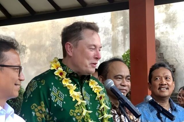 Mendunia! Elon Musk Kenakan Batik Bomba dari Sulteng saat Hadiri World Water Forum ke-10
