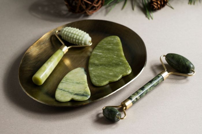 Mengenal Perbedaan Jade Roller dan Gua Sha, Alat Pijat Wajah Viral dan Cara Menggunakannya