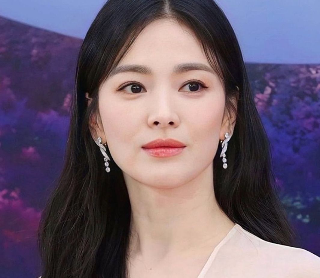 Rutinitas Perawatan Kulit Harian Song Hye Kyo, Salah Satunya Cuci Muka Pakai Susu!