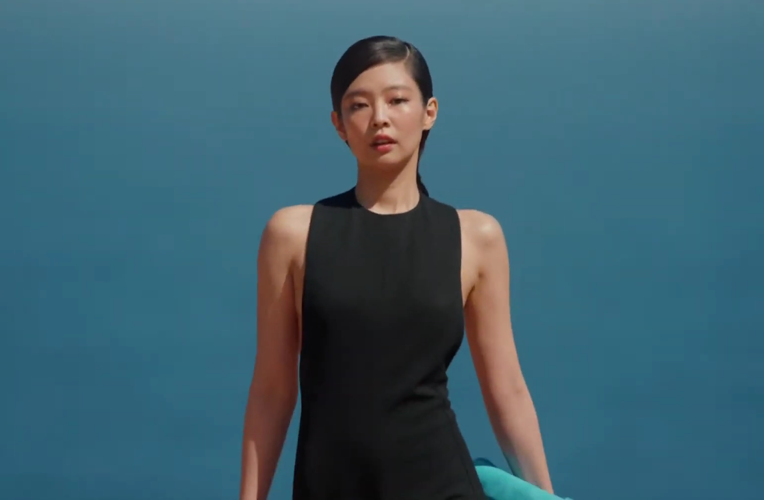 Jennie BLACKPINK Debut Runway di Pertunjukan Jacquemus Musim Gugur 2024
