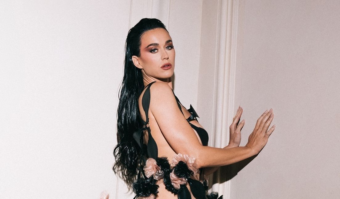 Kenakan Gaun Hitam, Busana Katy Perry Jadi Sorotan di Acara Vogue World Paris 2024