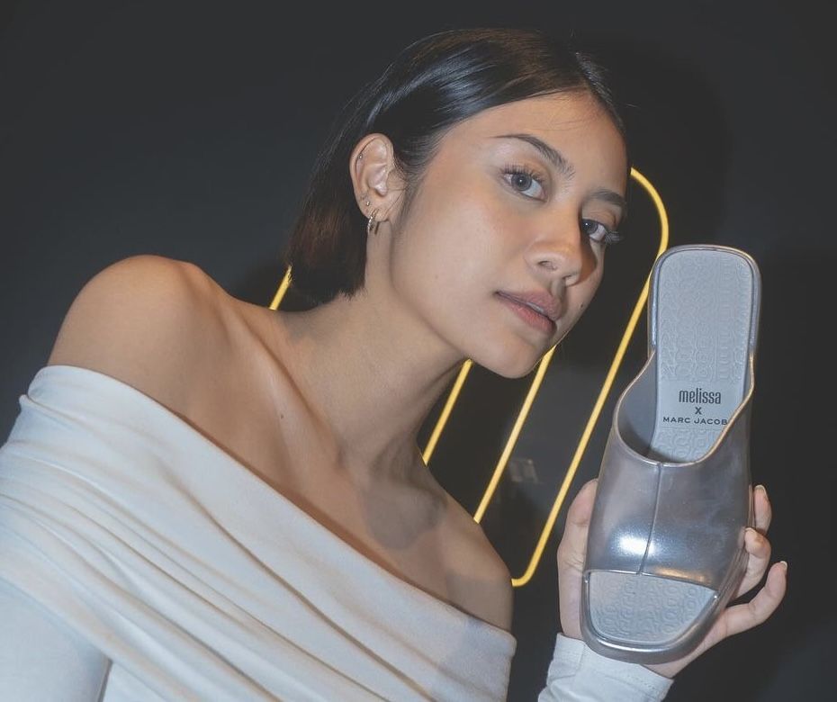 Pencinta Outfit Comfort Style Wajib Punya Koleksi Sandal Jelly Gemas Ini
