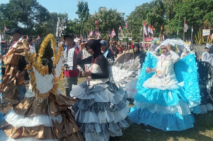 Siswa SMP di Boyolali Bikin Kostum Daur Ulang dari Sampah Plastik untuk Meriahkan Karnaval Jambore