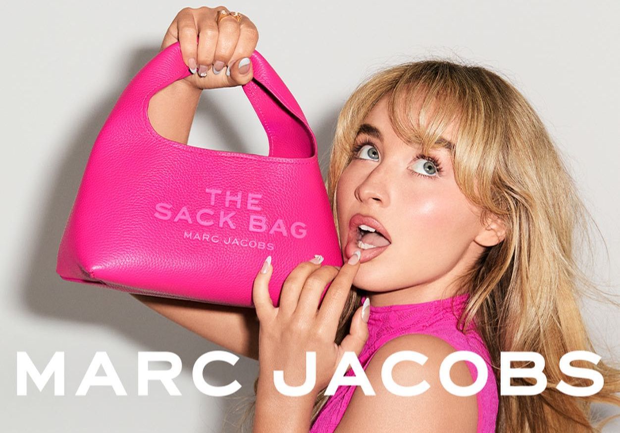 Jadi Simbol DNA Anak Muda! Kolaborasi Sabrina Carpenter dengan Marc Jacobs Rilis Warna Hot Pink Terbaru