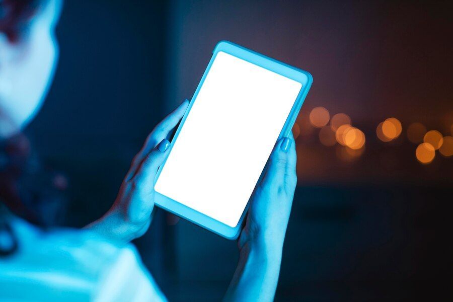 Benarkah Blue Light Merusak Kulit? Selidiki Dampak Cahaya Biru pada Kesehatan