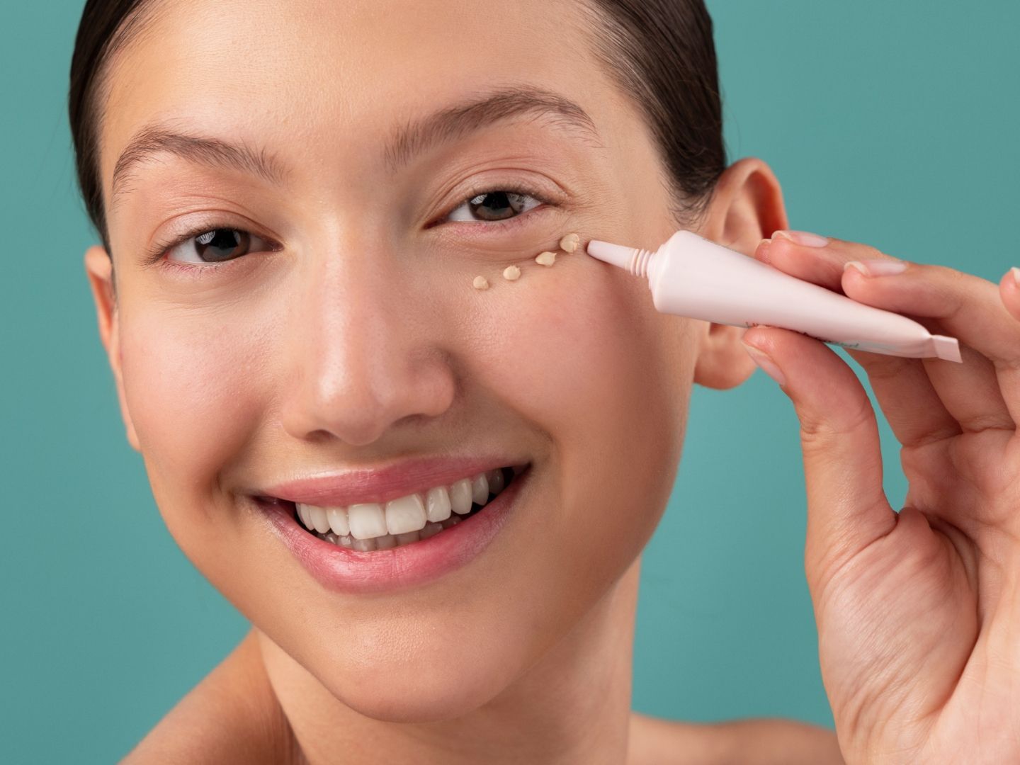 5 Kandungan Skincare untuk Mencerahkan Mata Panda, Wajib Coba!