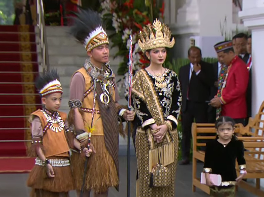 Rayakan HUT RI ke-79, Gibran Rakabuming Raka dan Jan Ethes Kompak Kenakan Pakaian Adat Papua di Istana Merdeka