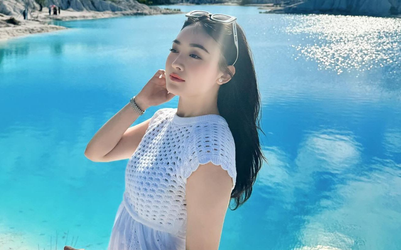 Cantiknya Unlimited, Natasha Wilona Pose Pakai Gaun Putih di Danau Kaolin Bangka Tengah 