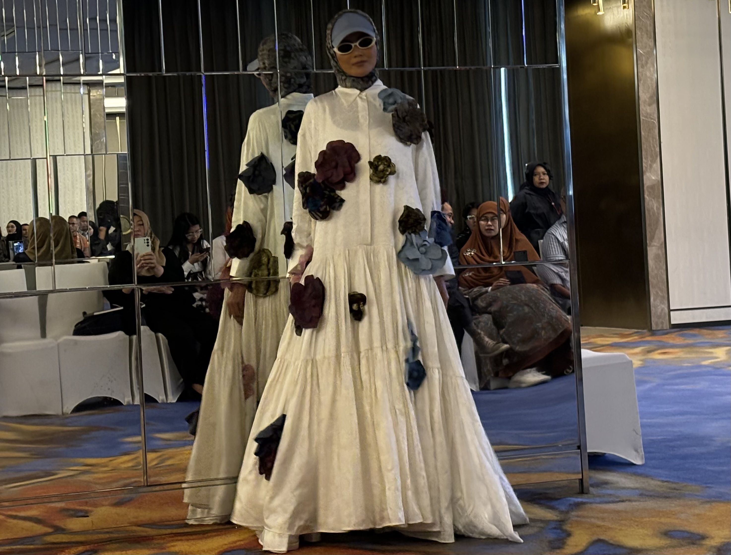 Dian Pelangi Jahit Kain Palembang Keren ala Gaya Gen Z Paris