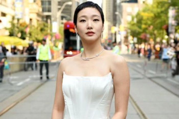 Kim Go Eun Bikin Pangling dengan Potongan Rambut Pendek saat Hadiri Acara TIFF 2024