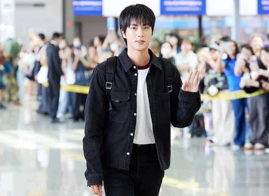 Terbang ke Milan untuk GucciSS25, Jin BTS Tampil Kasual nan Elegan di Bandara