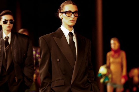 Vakum 2 Tahun, Bella Hadid Kembali Tampil Ikonik di Peragaan Busana Saint Laurent