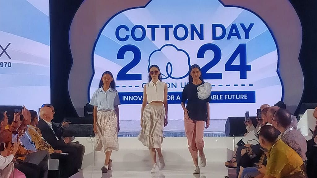 Ghea Panggabean Hadirkan Koleksi Tenun Sumba di Cotton Day 2024