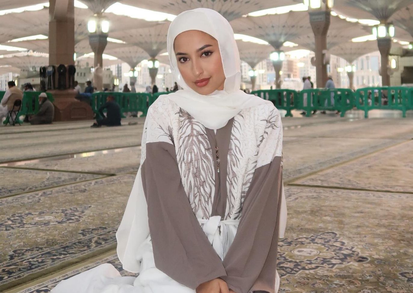 Belum Siap Pakai Hijab Sepulang Umrah, Jennifer Coppen Akan Kurangi Pakai Baju Seksi