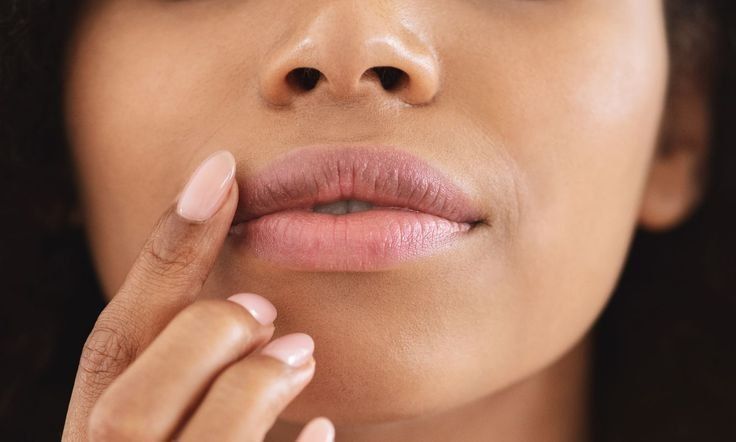 4 Scrub Alami untuk Mencerahkan Bibir Gelap yang Mudah Dibuat