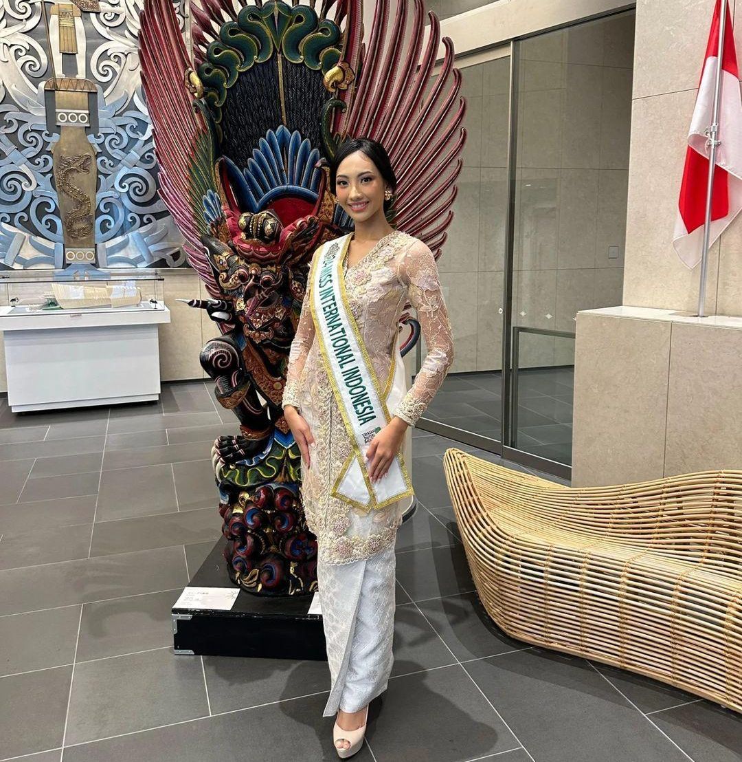 5 Potret Anggun Sophie Kirana saat Gunakan Kebaya di Ajang Miss International 2024