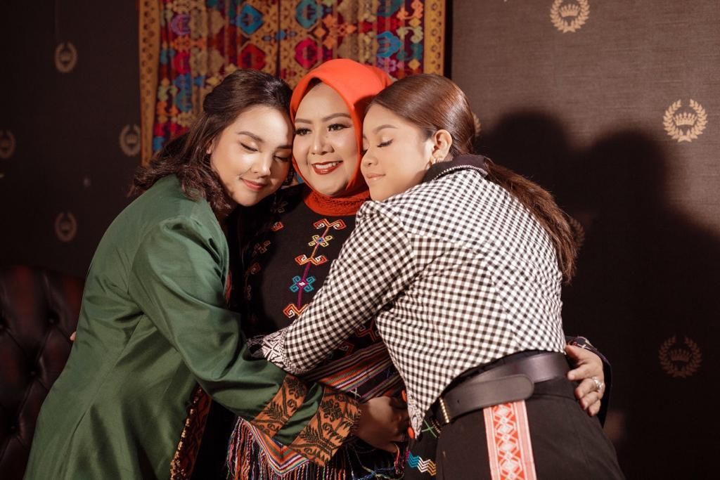 Menghargai Peran Ibu dan Wastra Indonesia: Pandangan Ketua KADIIFA di Hari Ibu 2024