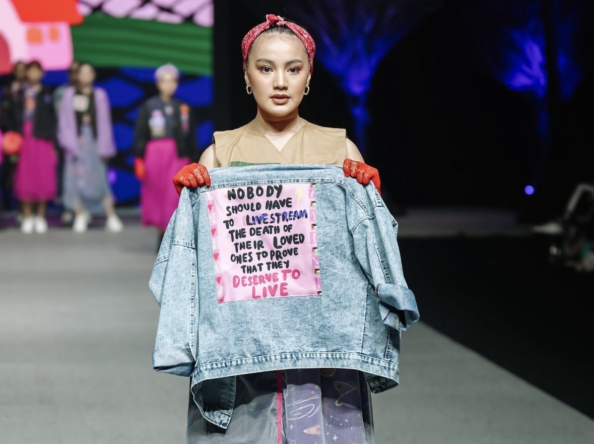 Kenang Sang Ibu, Chiki Fawzi Suarakan 'Free Palestine' di Panggung Fashion Show